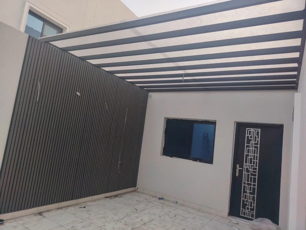 صورة مظلات سيارات وجلسات خارجية وسندوتش بنل قواطع وسقف